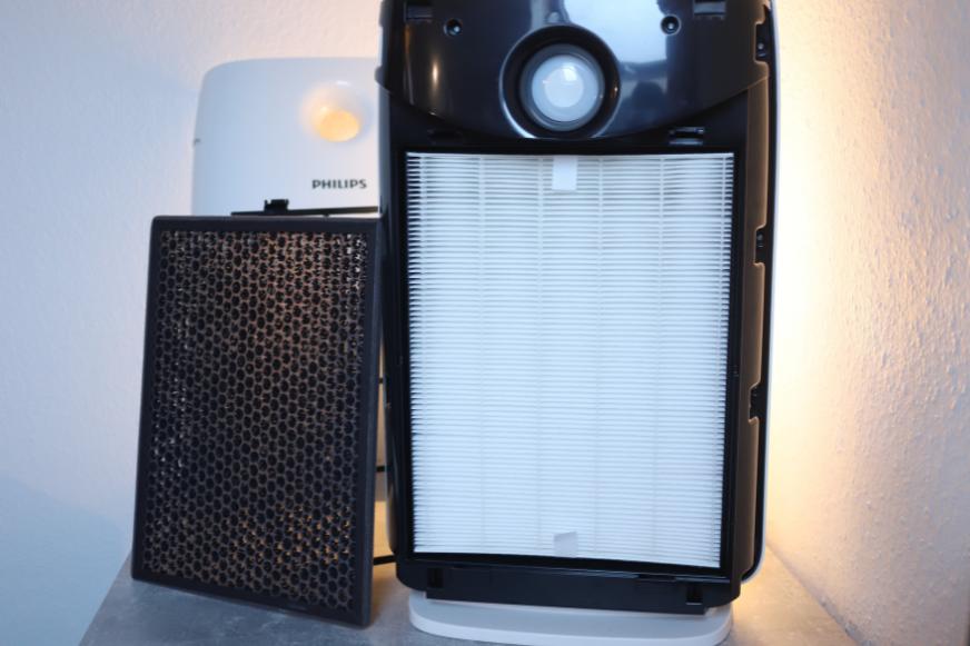 Der Philips Luftbefeuchter und Luftreiniger steht auf einem Tisch geöffnet und es sind verschiedene Filtereinheiten zu sehen.